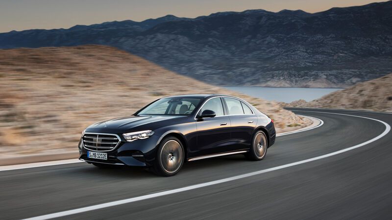 Man darf getrost davon ausgehen, dass die E-Klasse so geschmeidig dahingleitet, wie es in diesem Segment angenehmer kaum geht. (Bild: Mercedes-Benz)