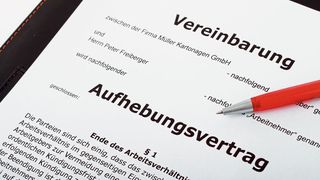 Kommt es zu einem Aufhebungsvertrag zwischen Arbeitgeber und -nehmer, können sich Unternehmen mit einer Abfindung gegen Kündigungsschutzklagen absichern. (©simoneminth - stock.adobe.com)
