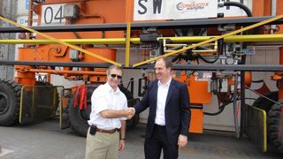 Gustavo Cercos (Contecon, links) und Uwe Manthei (Conductix-Wampfler) freuen sich über die erfolgreiche Inbetriebnahme der E-RTG-Technik in Guayaquil.  (Bild: Conductix-Wampfler)
