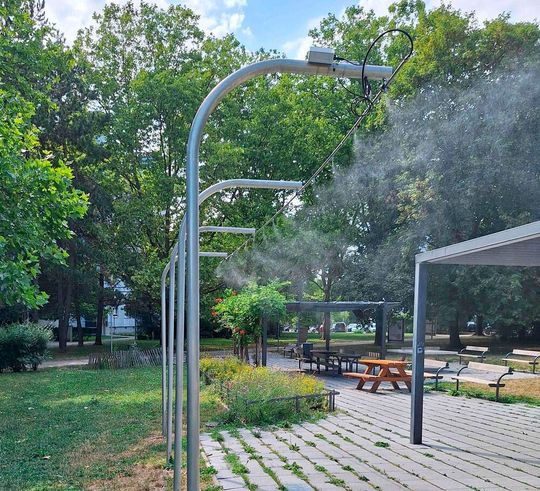 60 Hochdruck-Nebelduschen sind Teil des Wiener Hitzeschutz-Konzeptes. Verteilt in Wiener Parks, sorgen sie an heissen Tagen für Abkühlung. (Bild:  Kaiser.Works)