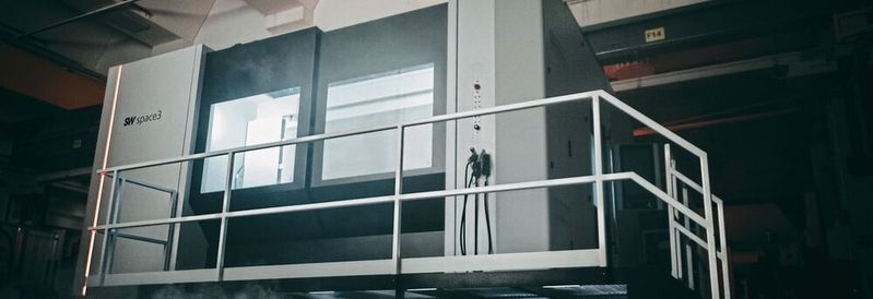 Die BA space3, ein mehrspindliges, horizontales Bearbeitungszentrum für die hochpräzise und effiziente Zerspanung großer Leichtmetall- und Strukturbauteile. (Bild:  www.kevinkummer.com)