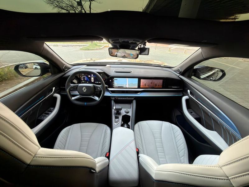 Das breite Displayband zieht sich über das gesamte Cockpit, der Beifahrer hat zum ersten Mal in einem Renault seinen eigenen Bildschirm (Bild: Renault)