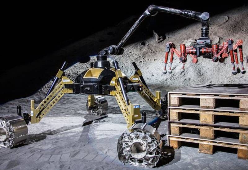 Das Mondfahrzeug ist rund 160 Kilogramm schwer, der Kletterroboter 27 Kilogramm leicht. (Bild: DKFI/Florian Cordes)