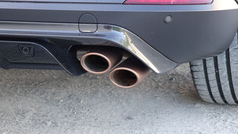 ... diverse Carbon-Elemente an Front- und Heckschürze oder die schräg übereinander gestellten, kupferfarbenen Endrohre. (Bild: Schreiner – »kfz-betrieb«)