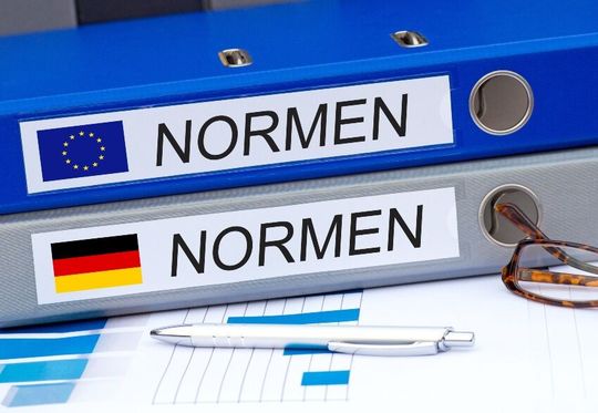 Normen sind vor allem für die Industrie wichtig, weil sie etwa die Markteinführung neuer Produkte beschleunigen helfen. Oft genug gibt es aber auch Bremseffekte. Deshalb soll die Normungsverordnung überarbeitet werden. VDMA und DIN geben hier Tipps, wie am besten ...(Bild: ©  DOC RABE Medie - stock.adobe.com)