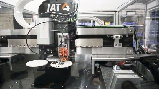 Silberner Vector-Award für die Jenaer Antriebstechnik: Das hochpräzise Positioniersystem für die Chip-Produktion nutzt die e-skin flat von Igus, um störende Mikrovibrationen zu eliminieren.(Bild:  Igus SE & Co. KG)