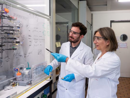 Dorina Opris (right) and Can Zimmerli have provided the silicone base with functional groups that make the polymer a good ion conductor without depriving it of its elasticity.(Image: Empa)