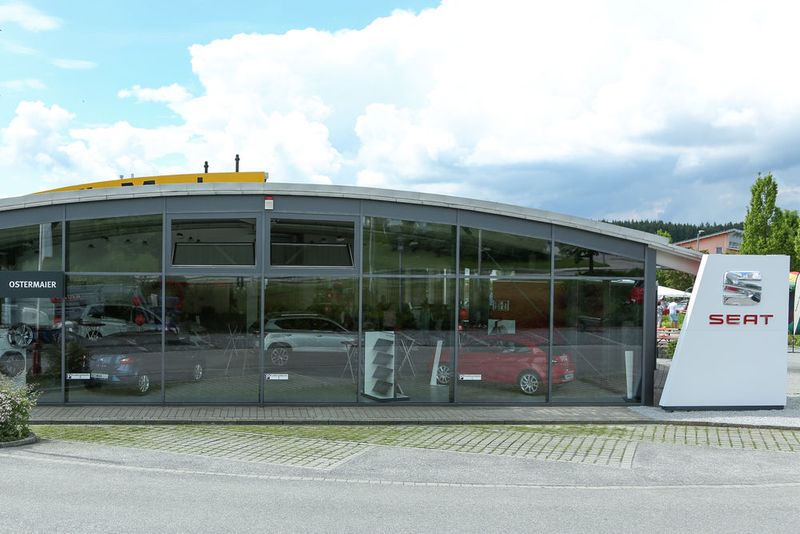 Große Glasflächen laden die Passanten ein, in den 325 Quadratmeter großen Showroom zu kommen. (Bild: Seat)