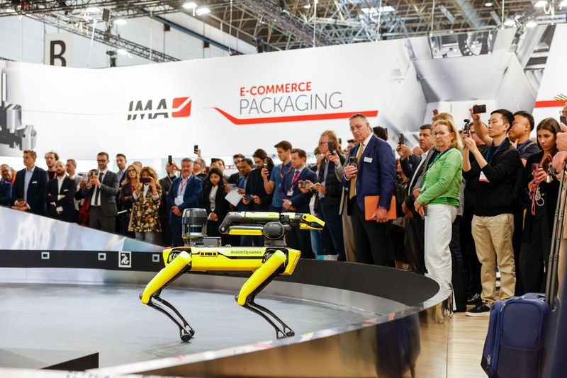 Ein Roboterhund navigierte in regelmäßigen Abständen über den Ima-Messestand auf der Interpack – in jedem Fall ein Hingucker und Publikumsmagnet. (Bild: Messe Düsseldorf / Tillmann)
