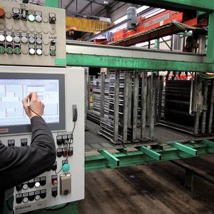 Bild 1: Touchscreens bewähren sich mittlerweile auch im rauen Produktionsumfeld, denn viele Unternehmen haben erkannt, dass Technik die Stillstandszeiten minimiert kann.