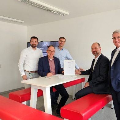 Siemens and Caphenia sign the partnership agreement. From left to right: Nicky Ahnert, Jürgen Giegerich, Frank Knauf (all Siemens), Dr. Mark Misselhorn, Dr. Andreas Waibel (both CAPHENIA (Image:Siemens)