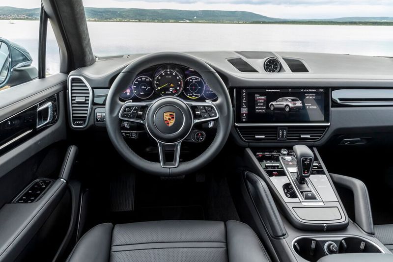 Der Innenraum unterscheidet sich nur marginal vom „normalen“ Cayenne. (Bild: Porsche)