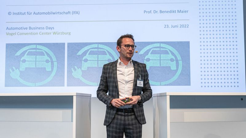 Prof. Benedikt Maier vom Institut für Automobilwirtschaft stimmte die Zuschauer auf das kommende Zeitalter der Elektromobilität ein. Seiner Einschätzung nach bietet es jede Menge Chancen für Autohändler. (Bild: Stefan Bausewein)
