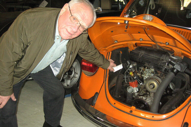 „Ja, dös warn noch Motoren!“ – Josef Sonner an einem restaurierten VW Käfer. (Foto: Zitka)