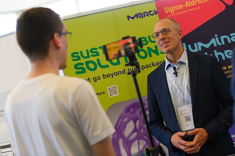 Videodreh auf der Messe. Hier beantwortet gerade Dr. Frank Michel von Merck Fragen zum Thema Nachhaltigkeit im Labor. Das „grüne Labor“ war auch ein Themenschwerpunkt bei den Fachvorträgen in Leverkusen.   Mehr Infos zu den kommenden LAB-SUPPLY-Messen finden Sie auf www.lab-supply.info (Bild: Stefan Stark)