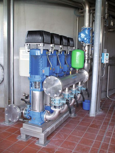 Bild 2: Das Herzstück des Systems ist eine Druckerhöhungsanlage mit vier frequenzgesteuerten Kreiselpumpen der Baureihe SV. Bild: ITT Lowara (Archiv: Vogel Business Media)