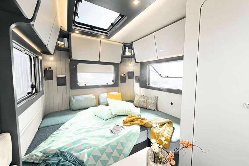 Der vielfach prämierte Ultraleicht-Wohnwagen geht nach dem Caravan-Salon zu Preisen ab 18.799 Euro an den Start, hier ist der Bettumbau zu sehen. (Bild: Dethleffs)
