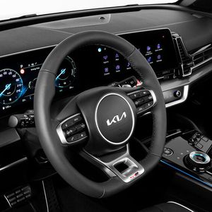 Vor allem das Kombiinstrument, ausgeführt als „Curved Display“, frappiert mit seiner wertigen Anmutung.(Bild: Kia)