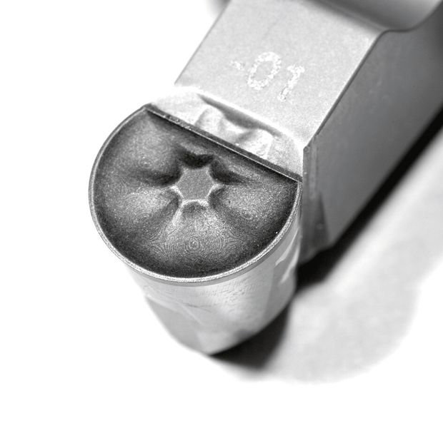 Vollradius Schneidplatte mit gelaserter 3D-Spanleitstufe zum Bearbeiten von Al- und Mg-Legierungen sowie Buntmetallen. (Bild: Fa. TiroTool)