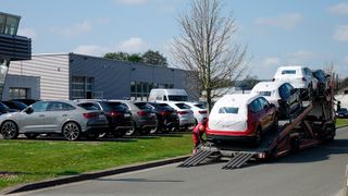 In den Autohäusern war im September wieder mehr Betrieb. Die Zahl der Neuzulassungen kletterte in den meisten Vertriebssparten deutlich. (Bild: Schreiner –»kfz-betrieb«)