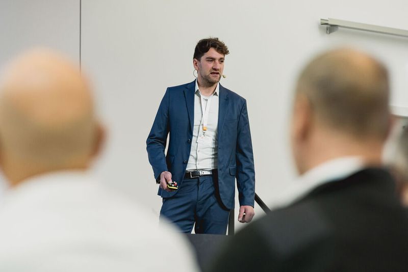 Niels Jung von Eagle Burgmann (im Bild) unterstützt seinen Kollegen Maximilan Raith während des Vortrags. (Bild: Stefan Bausewein)