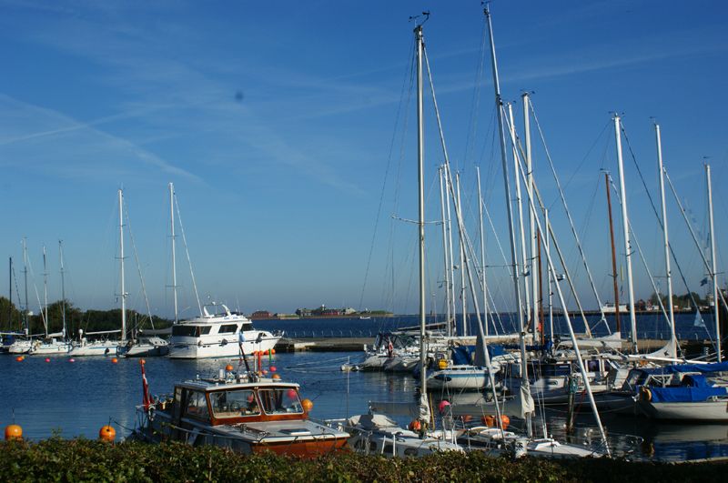 Der kleine Hafen liegt ganz in der Nähe der Bronzestatue 