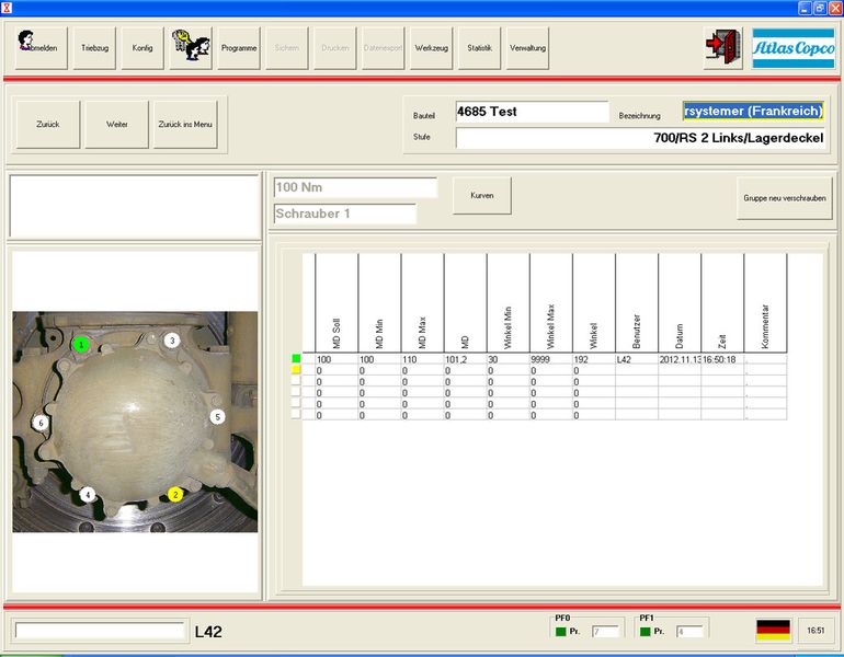 Ein wesentlicher Vorteil der Tool-Station ist die integrierte Werkerführung. Sie zeigt die Anzugsreihenfolge (siehe nächsten Screenshot 1, Beispiel Lagerdeckel) sowie den Arbeitsfortschritt leicht erkennbar an (siehe übernächsten Screenshot 2: vollendeter Arbeitsschritt an den vier Schrauben der Schleifscheibe). Gespeichert werden zudem die konkreten Anzugswerte. Um eine eindeutige Zuordnung zu erhalten, gibt der Mitarbeiter zuvor Zug- und Wagennummer sowie die jeweilige Achse und Zug-Seite an. Alle Werte werden auf einem Server gespeichert und ausgedruckt zur Dokumentation abgelegt. (Bild: Deutsche Bahn)