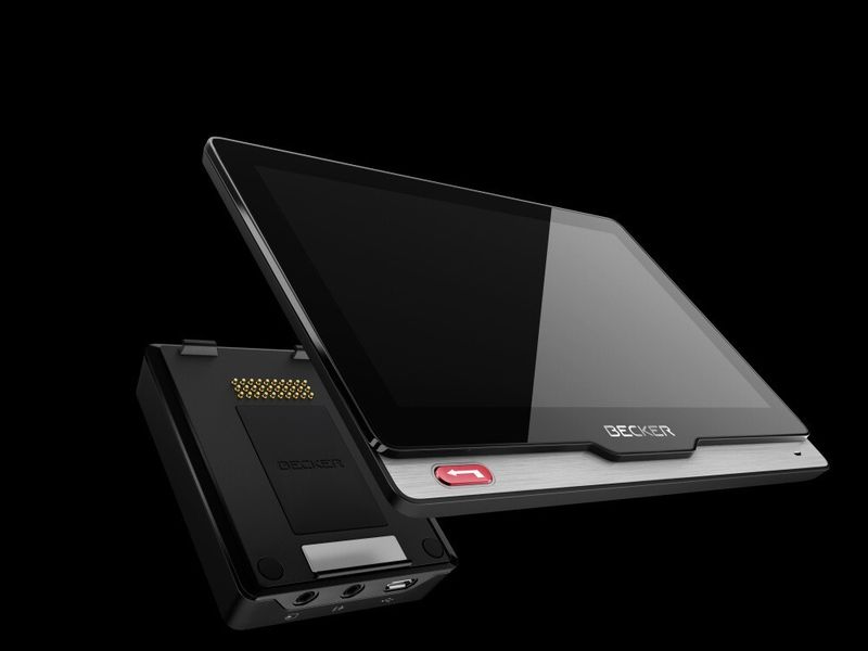 Internationale Juroren wählten das BECKER revo zum Gewinner des „iF product design award 2013“. Ein neuer technischer Ansatz ermöglicht die Trennung des leicht bedienbaren, kapazitiven 5-Zoll Echtglasdisplays von der Navigationselektronik. Dieses Konzept erlaubt eine extrem flache Bauweise mit einem 7 Millimeter flachen Bedienteil. (United Navigation)