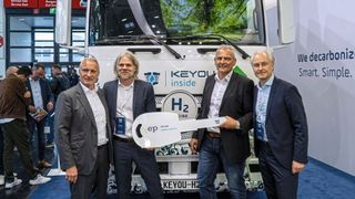 Symbolische Übergabe des Fahrzeugschlüssels nach Vertragsunterzeichnung während der Messe Transport Logistik: Keyou-CEO Thomas Korn (am Schlüssel links) und Markus Pumpf, CEO der Spedition EP-Trans (am Schlüssel rechts) (Bild: Keyou)