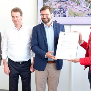 Das Autohaus Schmolck ist ein Familienunternehmen in vierter Generation: Hansrudolf Schmolck (links), Bernhard Schmolck (2. von links) und Pascal Schmolck (rechts), mit Simon Kaiser von der IHK Südlicher Oberrhein.