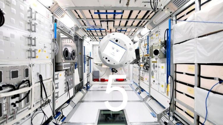 Kilo wiegt der schwebende Roboter Cimon, der bald schon ein realer astronautischer Flugbegleiter auf der ISS werden soll. Der Name Cimon steht für „Crew Interactive MObile CompanioN“, er soll die Crew der ISS unterstützen. (Bild: DLR/T.Bourry/ESA)