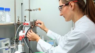 Forscherin beim Aufbau einer Flusselektrolyse  (JGU Mainz; Alexander Sell)