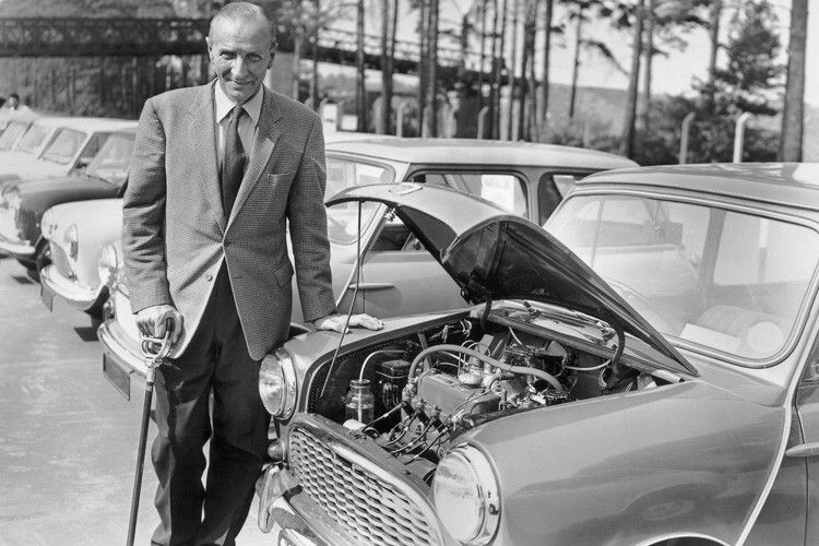 Mini-Erfinder Alec Issigonis erdachte eine für die damalige Zeit revolutionäre Konstruktion: Statt den Motor wie gewohnt längs zur Fahrrichtung zu positionieren, drehte er ihn um 90 Grad und baute ihn platzsparend quer ein. (Foto: Mini)