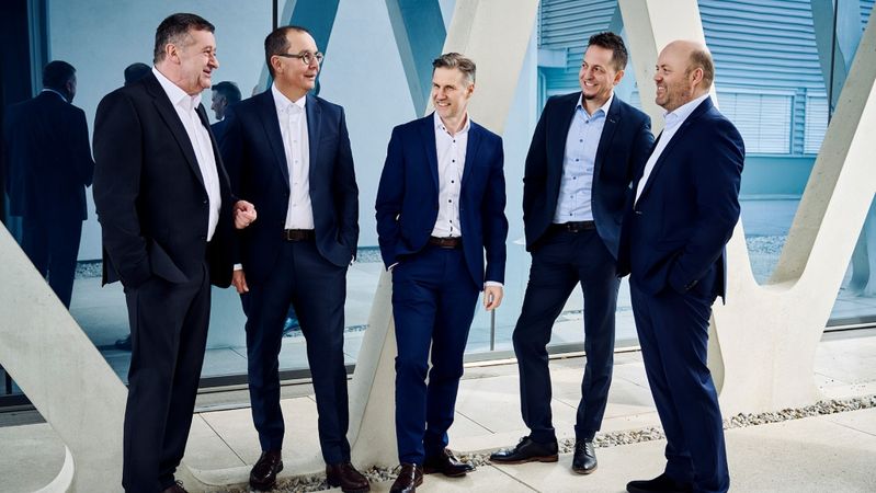Seit April 2024 besteht die Geschäftsleitung der Knapp Systemintegration GmbH aus zwei Geschäftsführern und drei Prokuristen: Bernhard Rottenbücher, Werner Lichtenegger, Thomas Pötsch, Gerald Rosspeintner und Rudolf Hansl (v.l.n.r.).(Bild:  Knapp/Niederwieser)