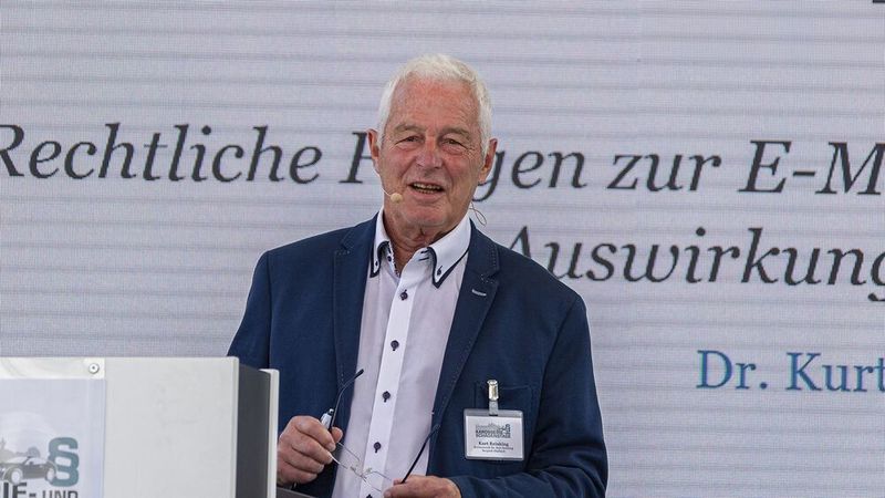Rechtsanwalt Dr. Kurt Reinking griff in seinem Vortrag zahlreiche neue Rechtsprobleme auf – beispielsweise die Frage, wer haftet, wenn Fahrerassistenzsysteme einen Unfall verursachen. (Rainer Wengel)