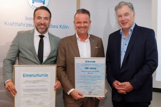 Zum Jubiläum „100 Jahre Innung“ gratulieren von der Kreishandwerkerschaft Köln Roberto Lepore (HGF) und Landesinnungsmeister Klaus Steinforth (r.) Obermeister Oliver Flemming (Mitte).(Bild:  Karosseriebauer-Innung Köln)