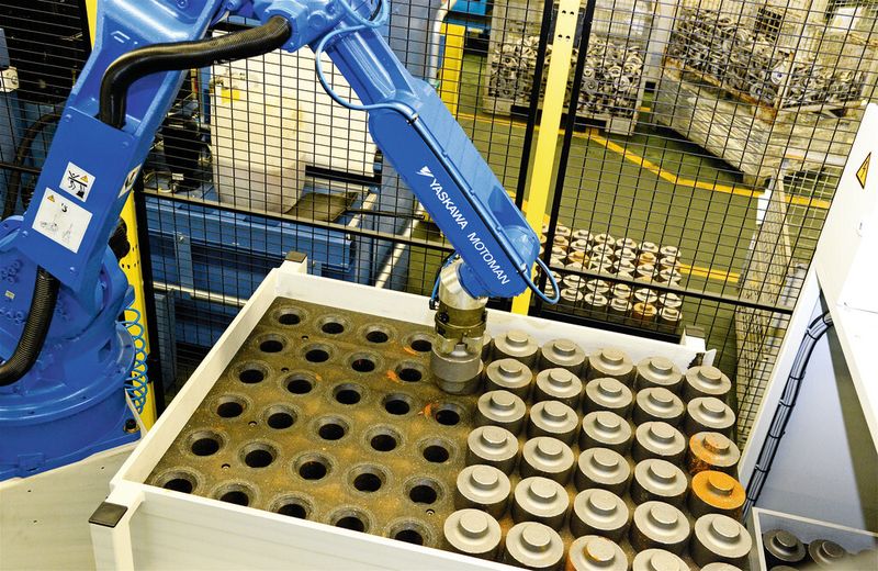 Bild 1: Der Roboter HP20D übernimmt einen Rohling aus der Palette und übergibt ihn an das Drehzentrum. (Bild: Högel)