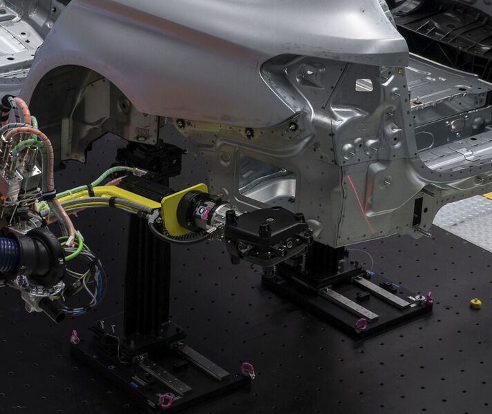 Der 3D-Flächenscanner bei BMW fährt eine 7er-Karosserie ab. Deutlich sieht man den roten Scannerstreifen am linken Lichtgehäusebereich. (BMW)