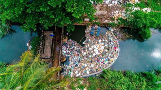 Der Plastikmüll wird mit eigen entwickelten „TrashBooms“, die aus lokal verfügbaren Materialien bestehen und am Einsatzort gebaut werden, abgefangen. Sie bestehen aus einem robusten Stahlrahmen, Rohren als Schwimmkörper und einem verzinkten Gitter, welches den Plastikmüll stoppt.  (Bild: Plastic Fischer)