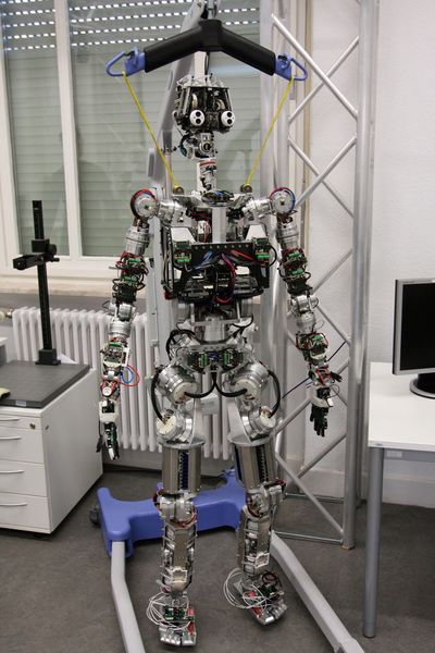 Künstliche Intelligenz verbunden mit künstlichen Gelenken: Die humanoide Form eines Roboters unterstützt die intuitive Kooperation mit dem Menschen. Durch das menschenähnliche Aussehen und Erscheinungsbild kann sich das menschliche Gegenüber leichter vorstellen, wie sich der Roboter verhalten wird. (KIT)