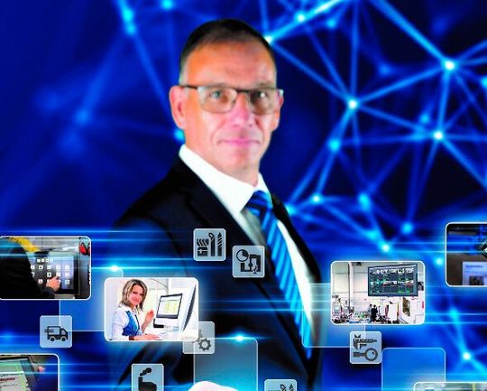 EVO Informationssysteme ist Spezialist für die umfassende Digitalisierung von kleinen und mittleren Unternehmen, damit diese sich Wettbewerbsvorteile sichern können. Jürgen Widmann, der Gründer (im Hintergrund), sagt: „Wir helfen Ihnen sinnvoll und schrittweise in die digitale Welt.“(Bild:  EVO Informationssysteme)