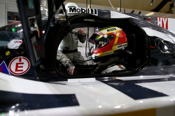 Timo Bernhard  beim Freien Training (Bild: Porsche)