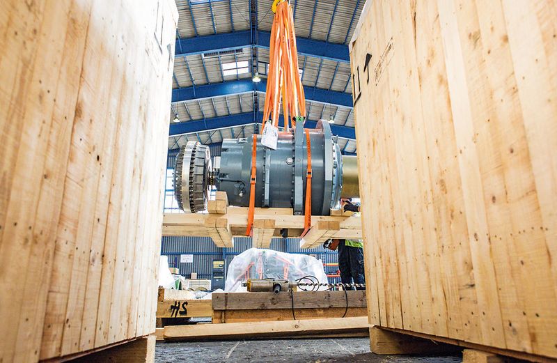Transportkisten und Paletten aus Holz werden gerade bei größeren Teilen und ganzen Anlagen genutzt. (HPE)