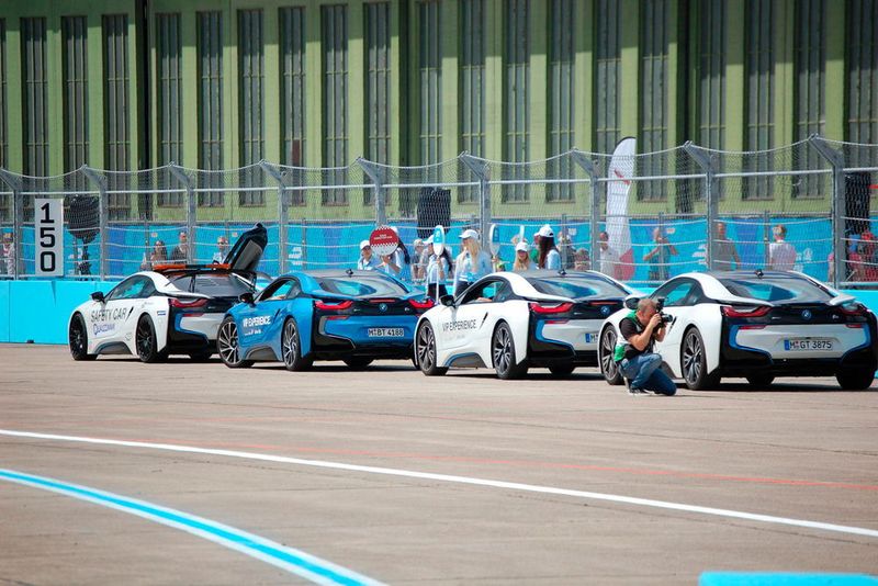 Auch wenn BMW erst in der übernächsten Saison aktiv in die Formel E einsteigen wird, sind die Bayern bereits mit einem modifizierten i8 als Safety Car im Einsatz. (Benjamin Kirchbeck)