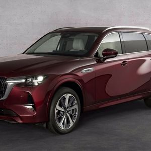 Das Design ist Mazda-typisch elegant. Optisch unterscheidet sich das neue Crossover nur marginal vom CX-60.(Bild:  Mazda)