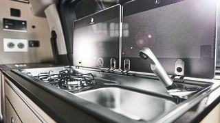 Im Inneren beherbergt der Crosscamp Proace eine Küche. (Bild: Hymer)