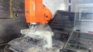 Blick in die Reiden «RX 10» während einer Werkstückbearbeitung mit «iMachining». (Bild: TextConceptions)