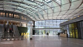 Der moderne Empfangsbereich des neuen ADAC-Gebäudes in München ist mit formschönen Kippschaltern, die die Eingangstüren steuern, ausgestattet. (Bilder: Schaltbau / Tricon Design)