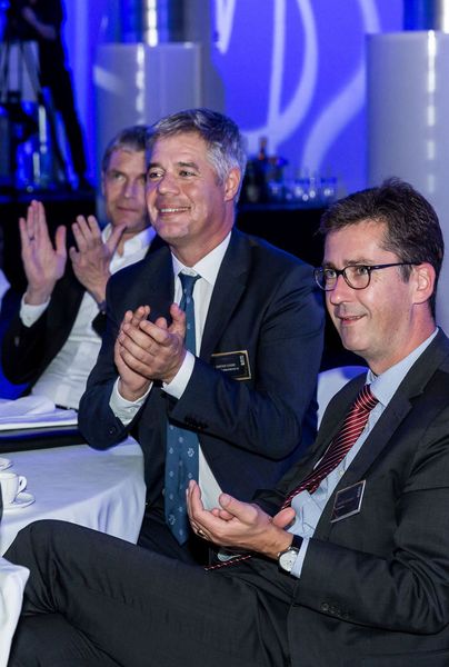 Dr. Gunther Schunk, Leiter Corporate Communications bei Vogel Business Media, und Oberbürgermeister der Stadt Würzburg Christian Schuchardt, haben sichtlich Freude am Programm. (Stefan Bausewein)