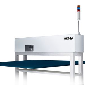 Planowave 6000 dient zur Dickenmessung von Kunststoffplatten aus POM oder PEEK beim Extrusionsvorgang, erklärt Sikora. Auch Material aus transparenten Polymeren oder auch Glas könne es mit höchster Präzision prüfen.